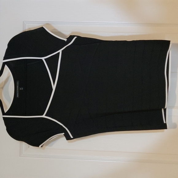 White House Black Market Sweaters - EUC WHBM Thick Sweater Top with Gorgeous Ribbed Detail.